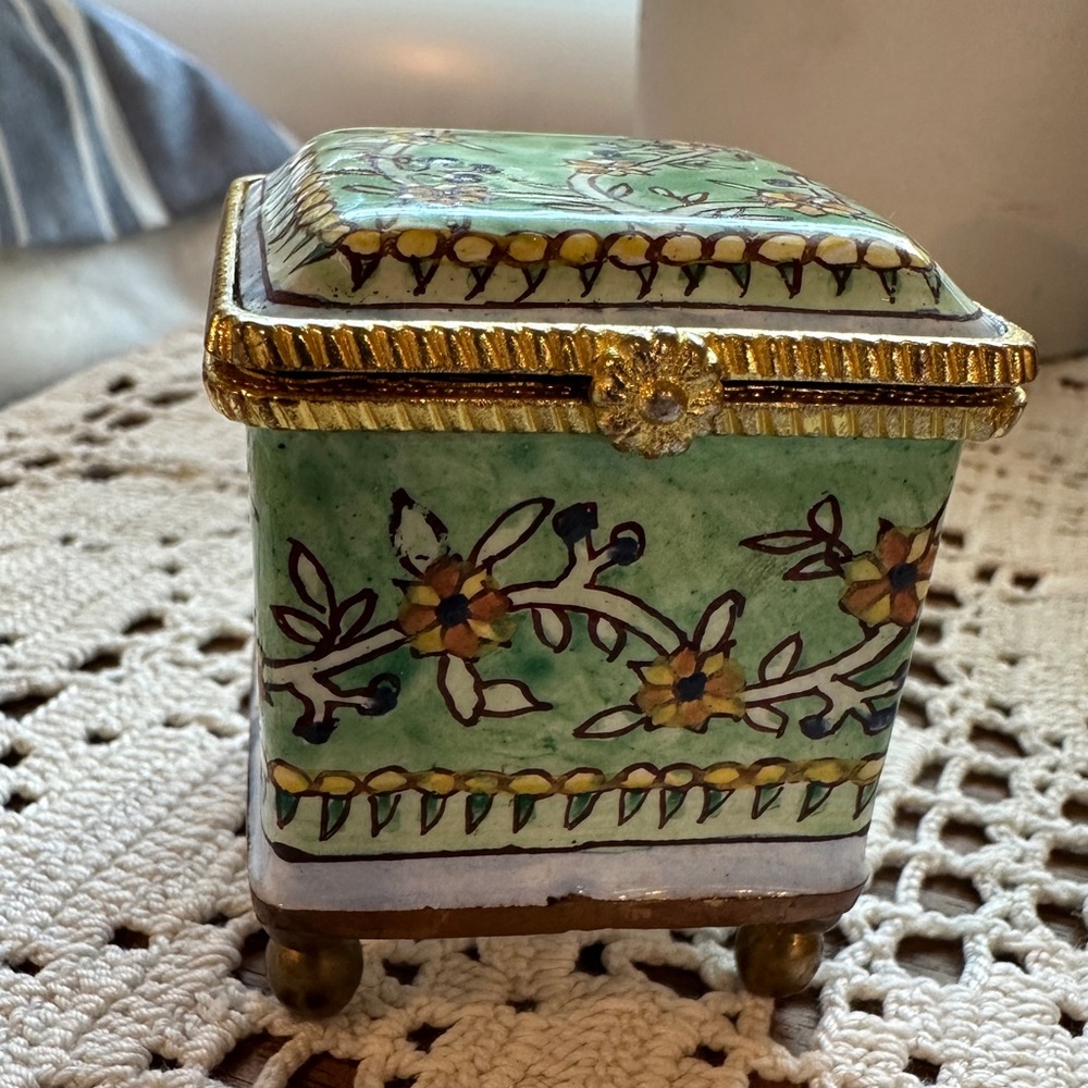 Empress Arts Rare Vintage Enamel Stamp Box